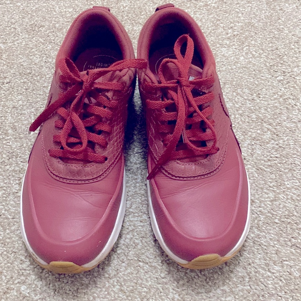 Nike US 6 burgundy